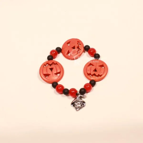 Elastisches Perlenarmband für Halloween und Fasching mit schwarzen, orangen und roten Perlen sowie einem versilberten Hexen-Charm.