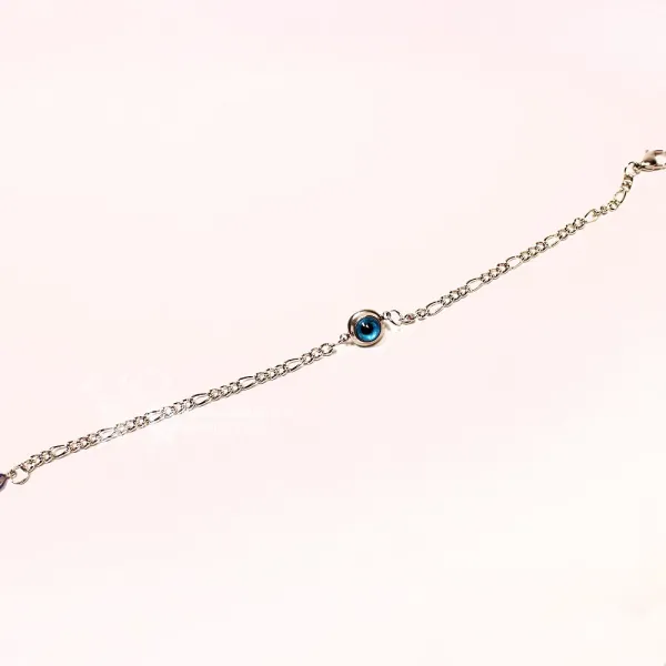Detailansicht des versilberten Bettelarmbands auf dunklem Kissen mit Fokus auf den Karabiner-Verschluss und das mini Türkische Auge.