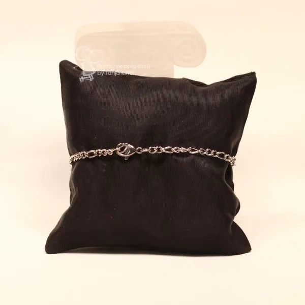 Rückansicht des versilberten Gliederarmbands auf schwarzem Kissen zur Verdeutlichung des Karabiner-Verschlusses.