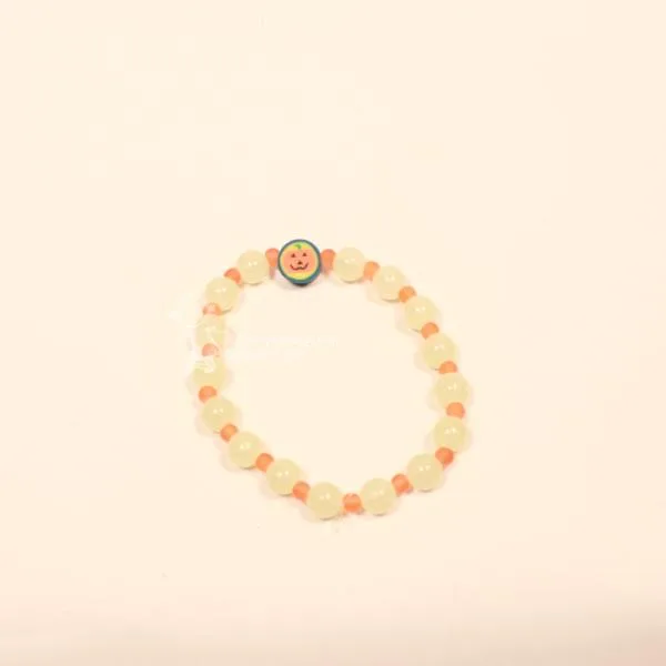 Elastisches Perlenarmband für Halloween und Fasching mit leuchtenden fluoreszierenden Perlen und orangefarbenen Mini-Perlen.