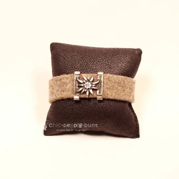 Beiges Trachten Armband aus Filz mit versilbertem Edelweiß-Element, Strassstein und funkelndem Kunststoff-Glasknopf, verstellbar.