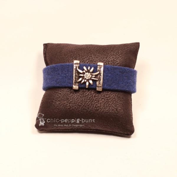 Dunkelblaues Trachten Armband aus Filz mit versilbertem Edelweiß-Element, Strassstein und funkelndem Kunststoff-Kristallknopf.