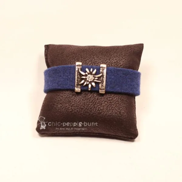 Dunkelblaues Trachten Armband aus Filz mit versilbertem Edelweiß-Element, Strassstein und funkelndem Kunststoff-Kristallknopf.