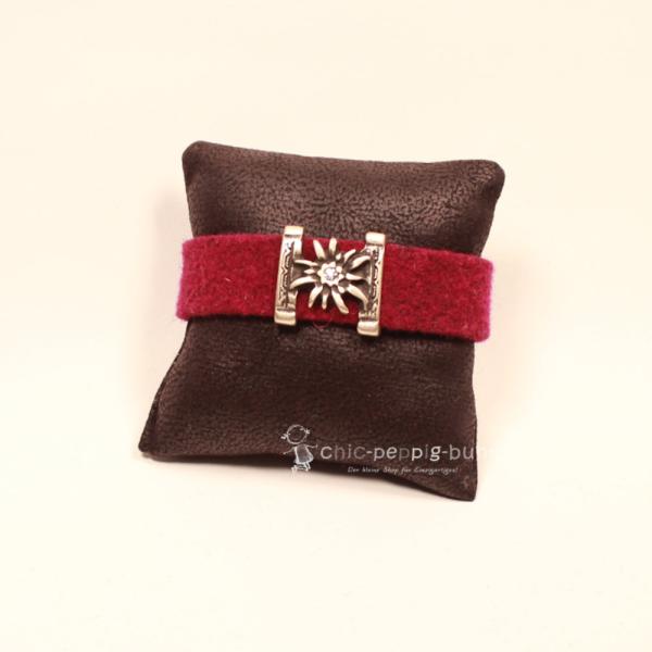 Dunkelrotes Trachten Armband aus Filz mit versilbertem Edelweiß-Element, Strassstein und funkelndem Kunststoff-Kristallknopf.
