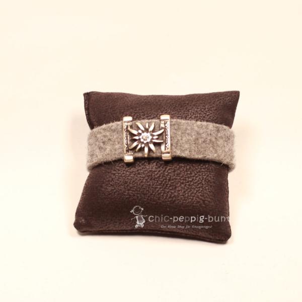 Hellgraues Trachten Armband aus Filz mit versilbertem Edelweiß-Element, zentralem Strassstein und funkelndem Kunststoff-Kristallknopf.