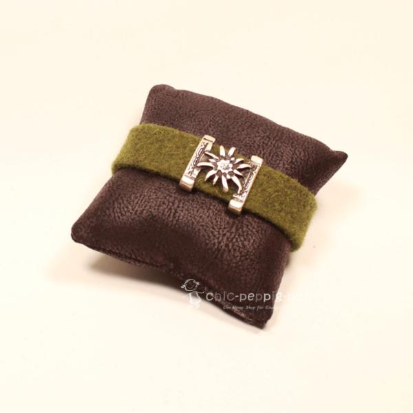 Olives Trachten Armband aus Filz mit versilbertem Edelweiß, zentralem Strassstein und geschliffenem Kristall-Kunststoffknopf.