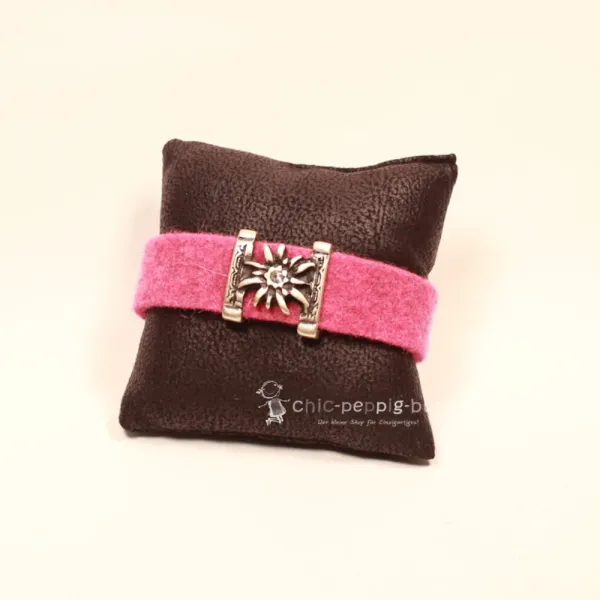 Rosa Trachten Armband aus Filz mit versilbertem Edelweiß-Element, Strassstein und funkelndem Kunststoff-Kristallknopf.