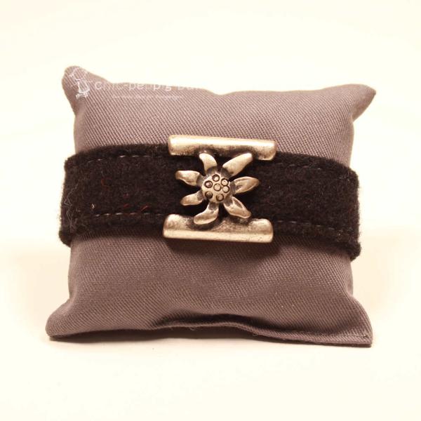 Schwarzes Trachten Armband aus Filz mit versilbertem Edelweiß-Element und Holzknopf-Verschluss, verstellbar.