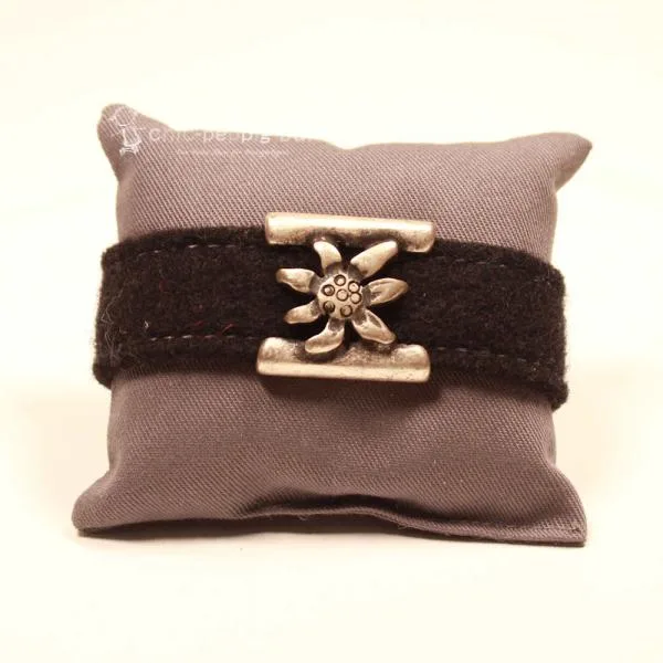 Schwarzes Trachten Armband aus Filz mit versilbertem Edelweiß-Element und Holzknopf-Verschluss, verstellbar.