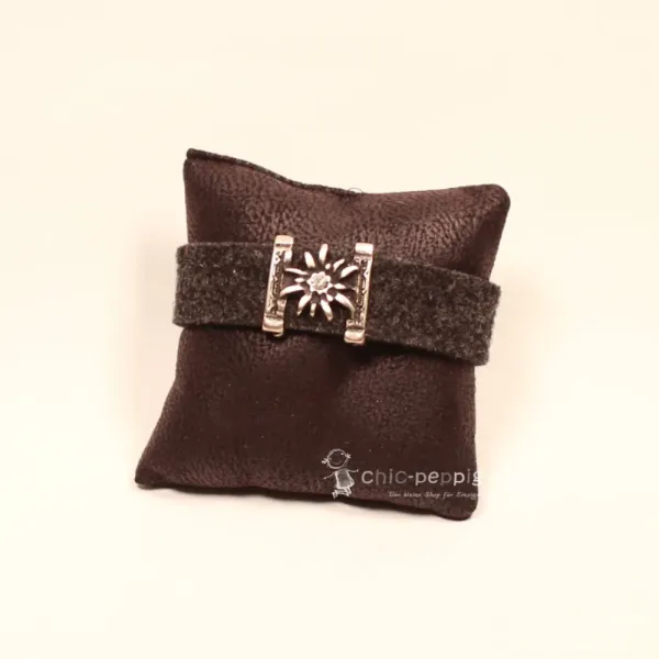 Schwarzes Trachten Armband aus Filz mit versilbertem Edelweiß-Element, zentralem Strassstein und funkelndem Kunststoff-Kristallknopf.