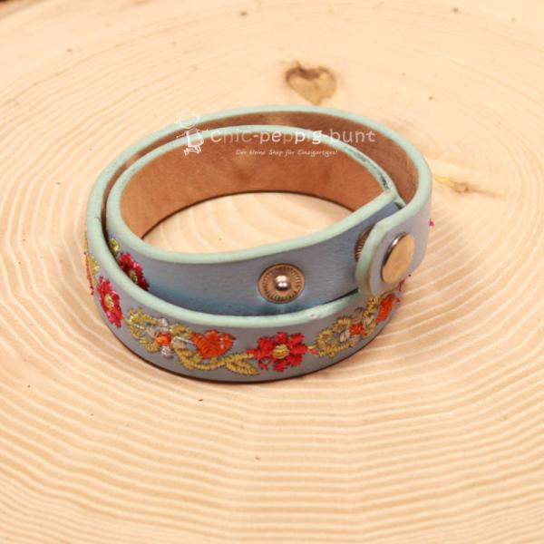 Zwei Druckknöpfe zur Längenverstellung am Kinder Trachtenaccessoire.