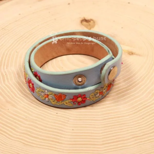 Zwei Druckknöpfe zur Längenverstellung am Kinder Trachtenaccessoire.