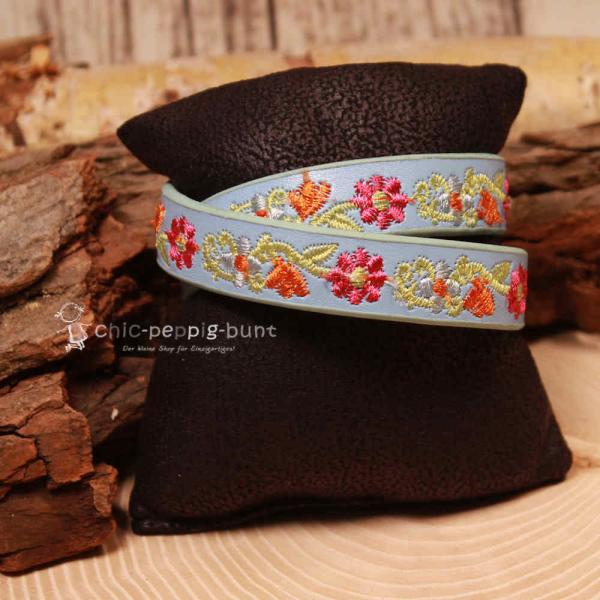 Hellblaues Kinder Trachtenarmband aus Kunstleder mit Stickerei Alpenglück.