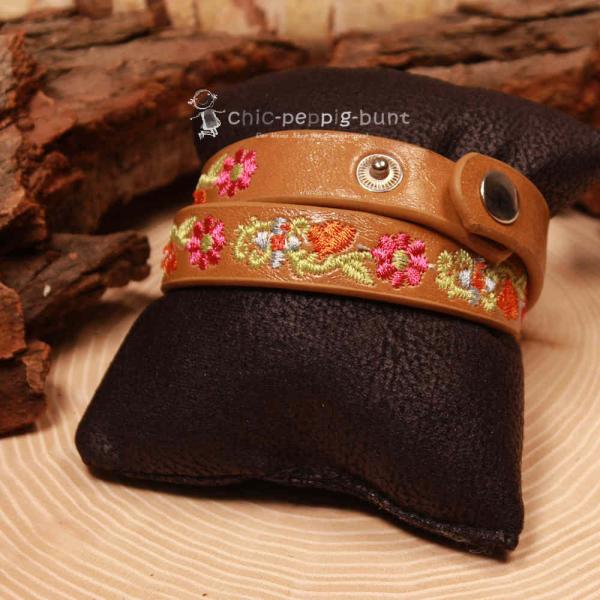 Nahaufnahme der hochwertigen Blumen-Stickerei auf dem Wickelarmband.