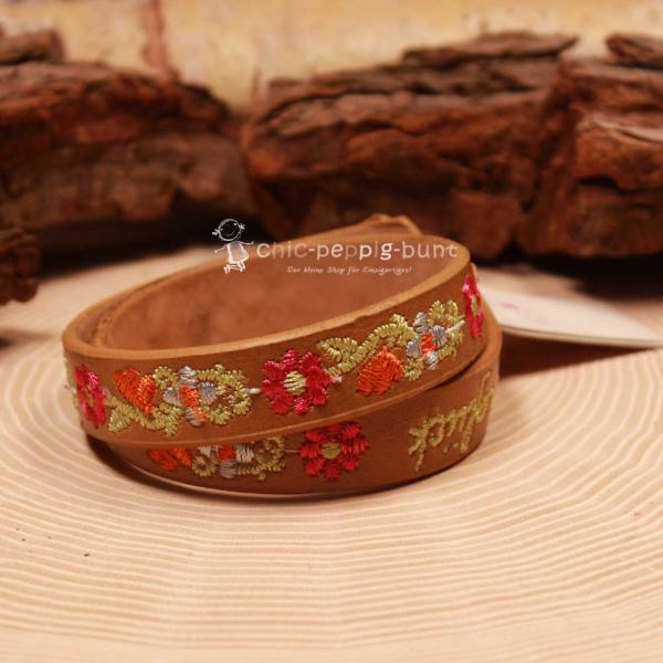 Braunes Kinder Trachtenarmband aus Kunstleder mit Stickerei Alpenglück und Blumen.