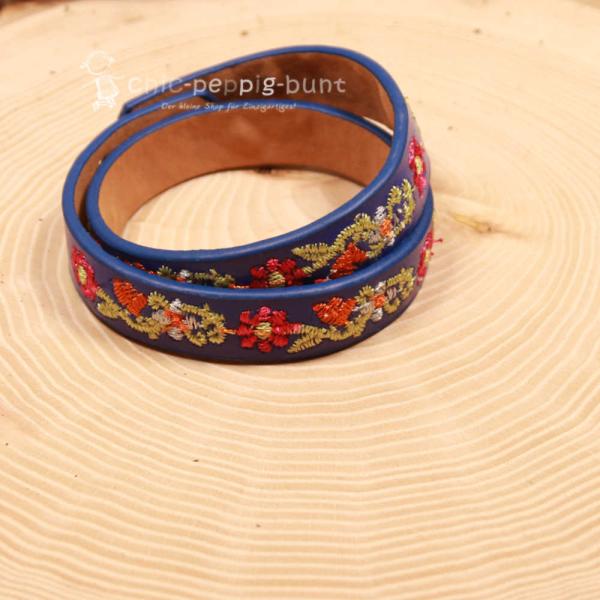 Das doppelt gewickelte dunkelblaue Armband für Kinder mit 1,5 cm Breite.