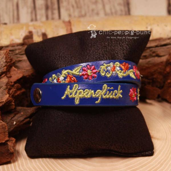 Dunkelblaues Kinder Trachtenarmband aus Kunstleder mit Stickerei Alpenglück und Blumen.