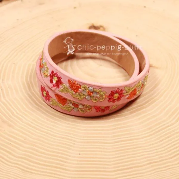 Das doppelt gewickelte rosa Armband für Kinder mit 1,5 cm Breite.