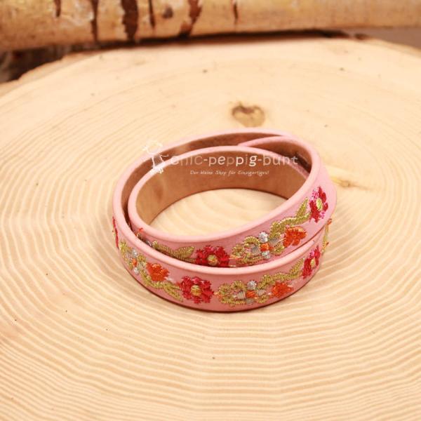 Hochwertiger Trachtenschmuck für Mädchen mit "Alpenglück" Schriftzug auf rosa Lederimitat.