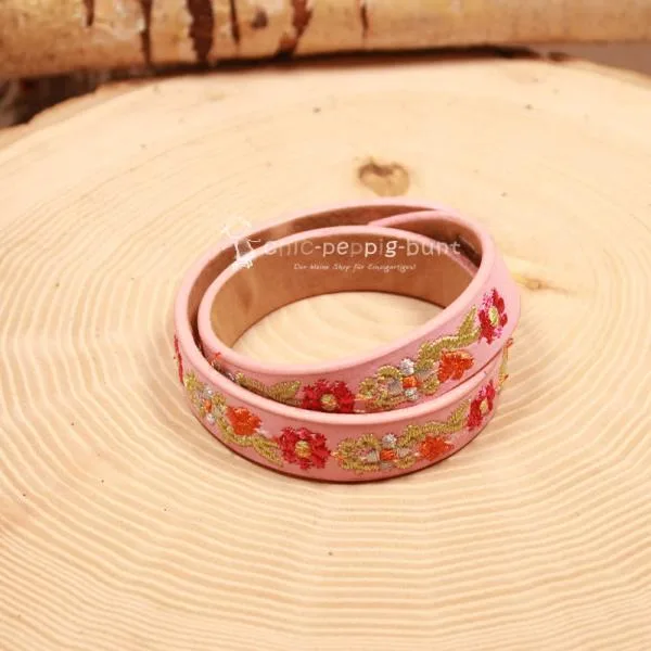Hochwertiger Trachtenschmuck für Mädchen mit "Alpenglück" Schriftzug auf rosa Lederimitat.