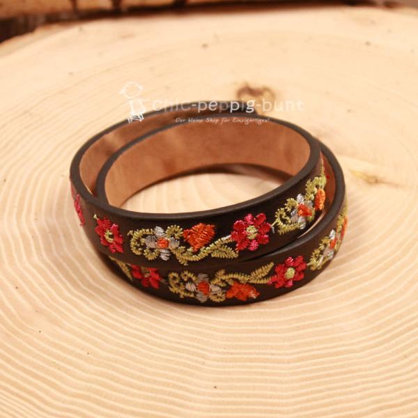 Das doppelt gewickelte schwarze Armband für Kinder mit 1,5 cm Breite aus Lederimitat.