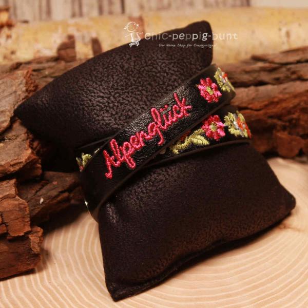 Schwarzes Kinder Trachtenarmband aus Kunstleder mit Stickerei Alpenglück und bunten Blumen.