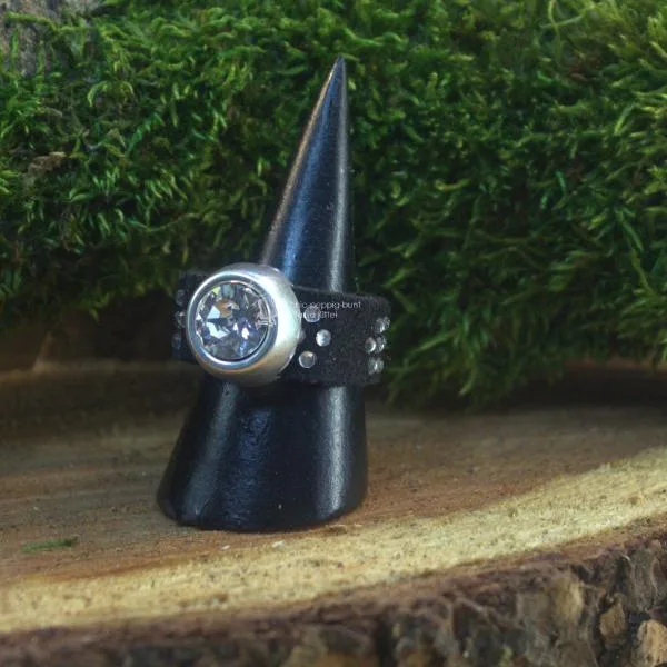 Damenring mit Stoff-Band schwarz und Swarovski-Stein breit