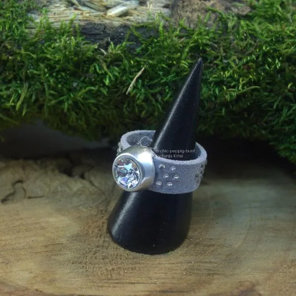 Damenring mit Stoff-Band grau und Swarovski-Stein breit