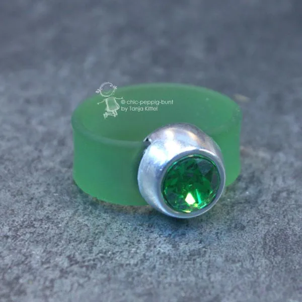 Damenring mit Kautschuk-Band grün und Swarovski-Stein breit