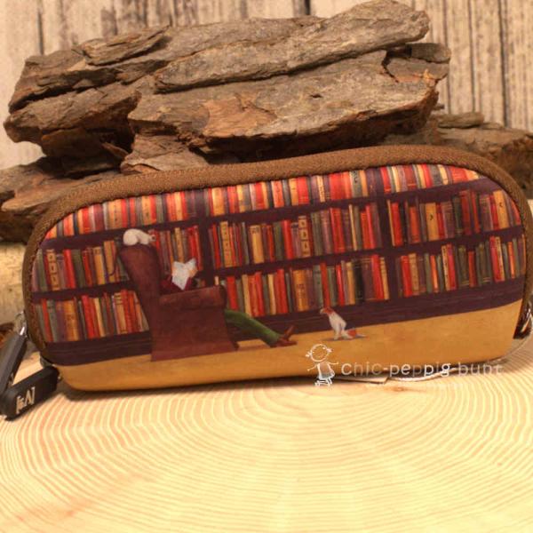 Brillentasche in braun mit Bibliotheken Motiv