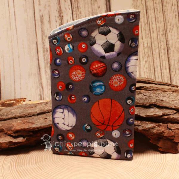 Handgenähtes buntes Brillenetui von chic-peppig-bunt mit Sport-Motiven wie Fußball und Billardkugeln sowie weiß-grün gepunktetem Futter.
