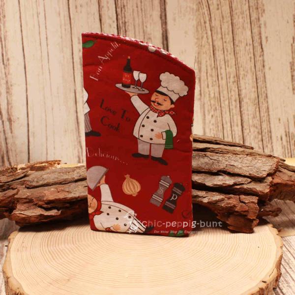 Handgenähtes dunkelrotes Brillenetui von chic-peppig-bunt mit Koch-Motiv und dunkelrot-weiß kariertem Innenstoff auf hellem Hintergrund.