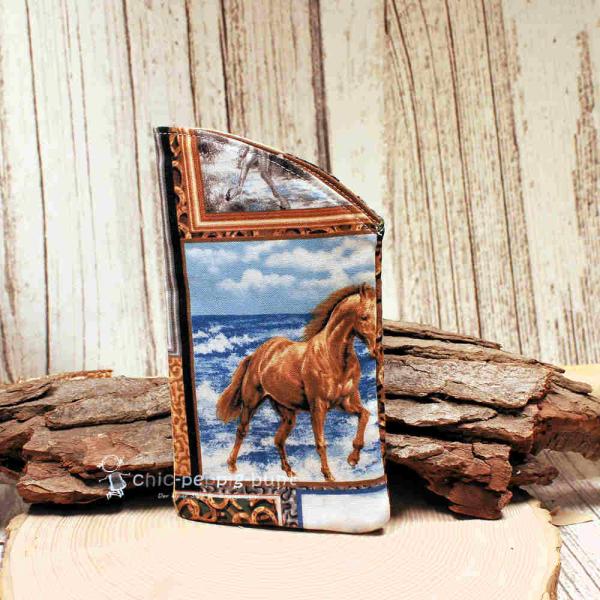 Handgenähtes Brillenetui von chic-peppig-bunt mit rosa Innenfutter und Fotodruck-Pferdemotiv auf hellem Hintergrund.