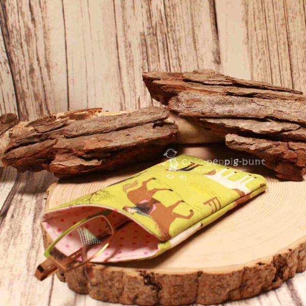 Brillenetui Stoff grün mit Reiterinnen auf Pferden