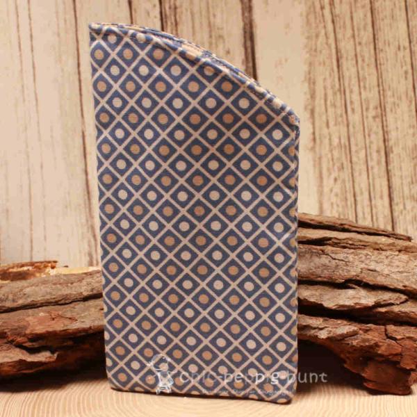 Handgenähtes blaues Brillenetui von chic-peppig-bunt mit quadratischem Kreismuster und blauem Innenfutter auf hellem Hintergrund.