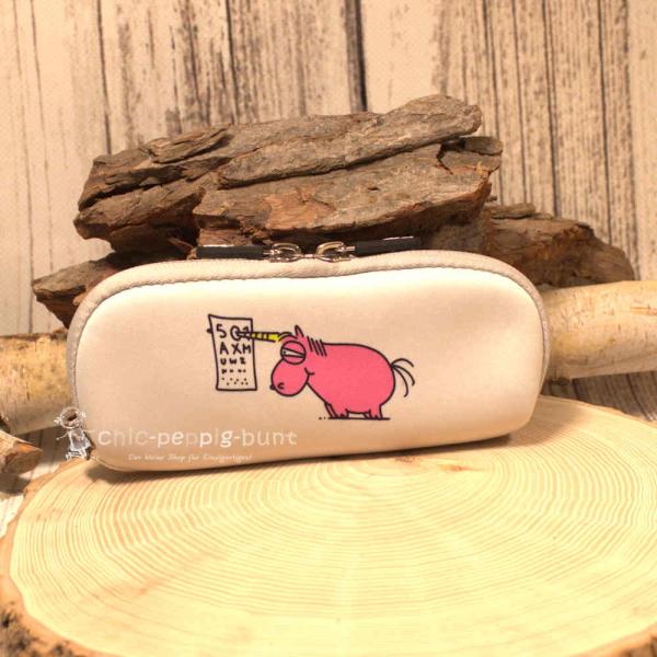 Unisex Brillenetui in Weiß mit Einhorn-Motiv. Aus stoßfestem Neopren. Unisex Brillenetui in Weiß mit Einhorn-Motiv. Aus stoßfestem Neopren.