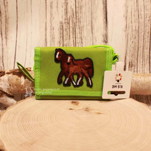 Hellgrüner Kinder Brustbeutel mit braunem Fohlen-Motiv, Rückseite mit Sichtfenster für Buskarte, Innenansicht 7 Fächer und Geldscheinfach.