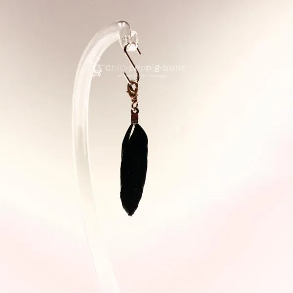 Großer Kettenanhänger schwarze Feder (6x2 cm) von chic-peppig-bunt.de in Nahaufnahme