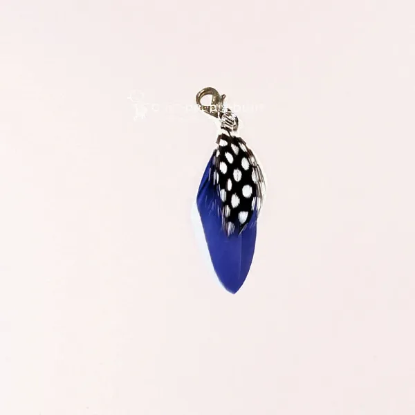 Blauer Charmsanhänger Feder mit weißen Polka Dots und silbernem Karabiner.