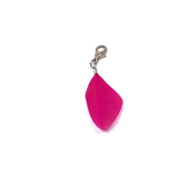 Handgemachter pinker Feder-Charmsanhänger mit silbernem Karabiner vor weißem Hintergrund.