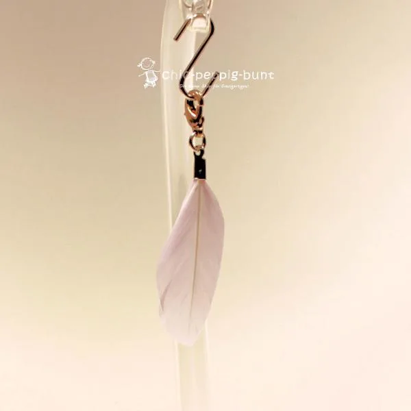 Rosa Feder-Charmsanhänger mit silbernem Karabiner für Bettelarmband.