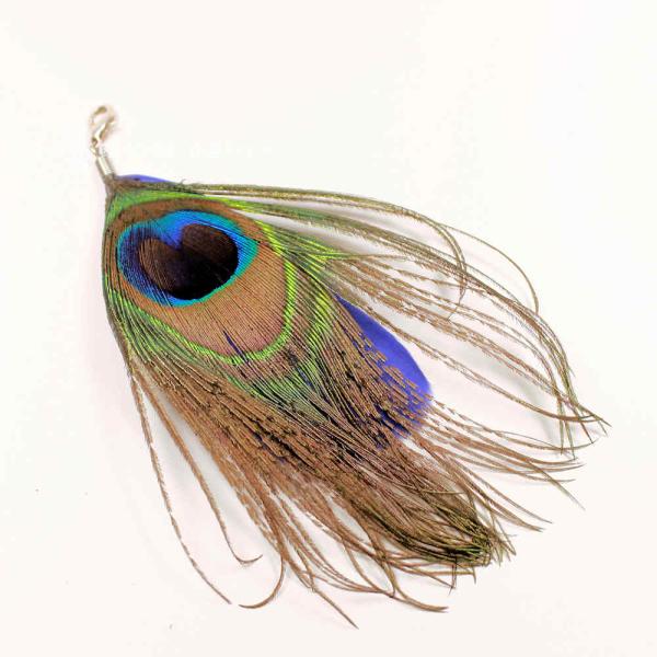 Handgefertigter Charmsanhänger mit echter blauer Pfauenfeder, versilberten Elementen und Karabinerverschluss von chic-peppig-bunt.