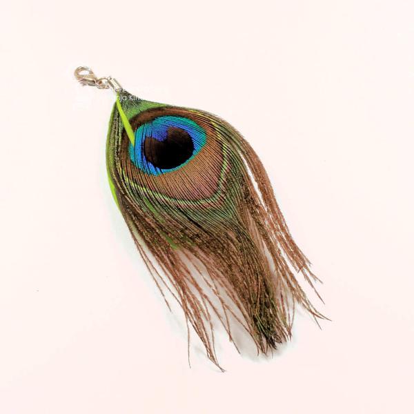 Handgefertigter Charmsanhänger mit einer leuchtend orangefarbenen Pfauenfeder, versilberten Elementen und Karabiner von chic-peppig-bunt.