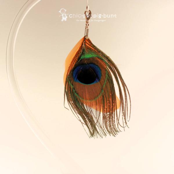 Handgefertigter Charmsanhänger mit einer leuchtend orangefarbenen Pfauenfeder, versilberten Elementen und Karabiner von chic-peppig-bunt.