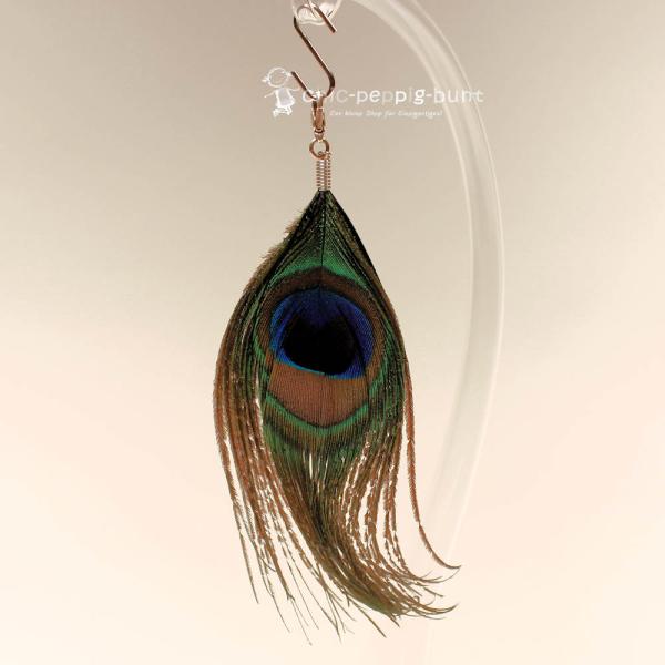 Handgefertigter Charmsanhänger mit einer edlen schwarzen Pfauenfeder, versilberten Details und Karabiner von chic-peppig-bunt.