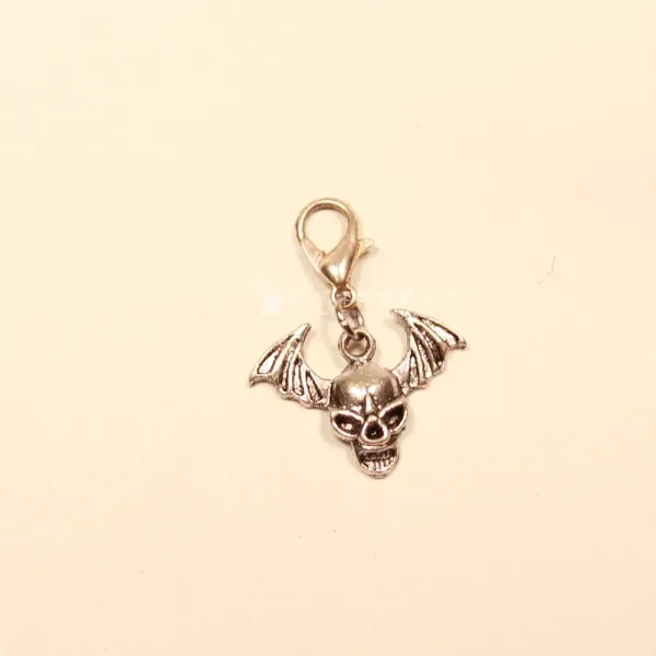 Silberfarbener Charmsanhänger mit Fledermaus- und Totenkopf-Motiv und Karabiner für Bettelarmband oder Kette.  Kurzbeschreibung