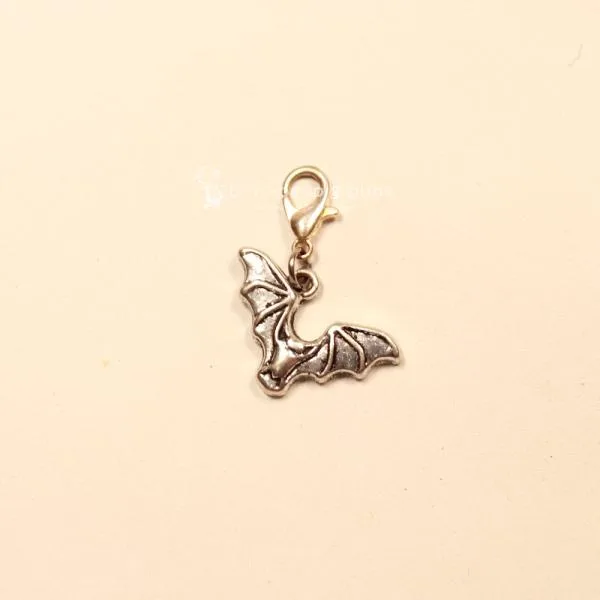 Silberfarbener Fledermaus Charmsanhänger mit Karabiner für Bettelarmband, Halskette oder als Taschenbaumler für Halloween.