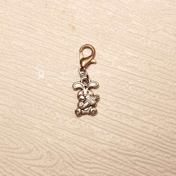 Kleiner versilberter Osterhase Charm mit Maßen 1,8 x 1 cm.