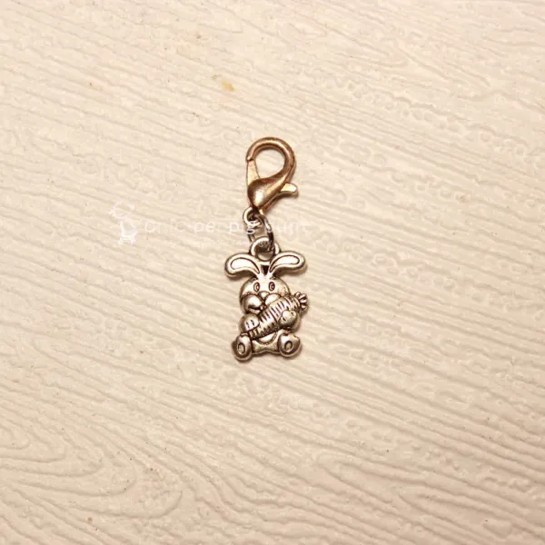 Kleiner versilberter Osterhase Charm mit Maßen 1,8 x 1 cm.