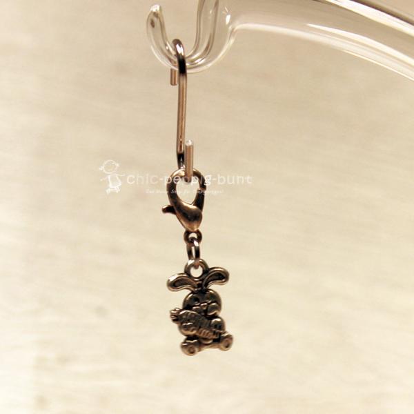 Handgefertigter Schmuck Charm aus Metall in Hasenform für Bettelarmbänder.